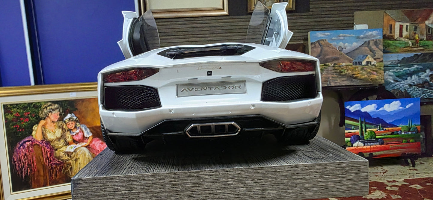 Lamborghini Aventador 1/8 Diescast model - 480mm x 280mm