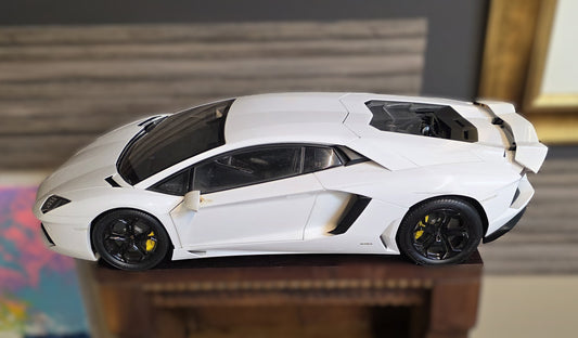 Lamborghini Aventador 1/8 Diescast model - 480mm x 280mm